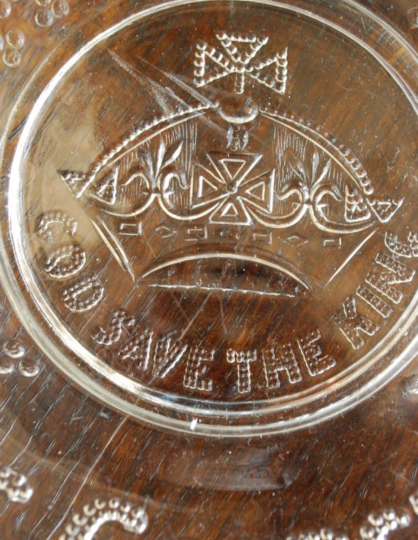 アンティーク雑貨　1937年アンティークのコロネーションプレート（ディッシュプレート）　。アンティークのため、多少の欠け・傷がある場合がありますが、使用上問題はありませんので、ご了承下さい。(pg-2706)