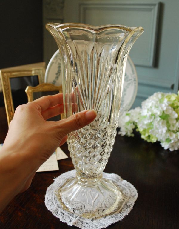 アンティーク雑貨　お花のように美しいシルエット・・・美しいフラワーベース（花器）プレスドグラス。飾るだけで絵になる美しさ。(pg-2708)