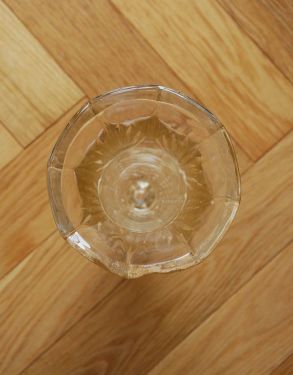 アンティーク雑貨　お花のように美しいシルエット・・・美しいフラワーベース（花器）プレスドグラス。上から見るとこんな感じです。(pg-2708)