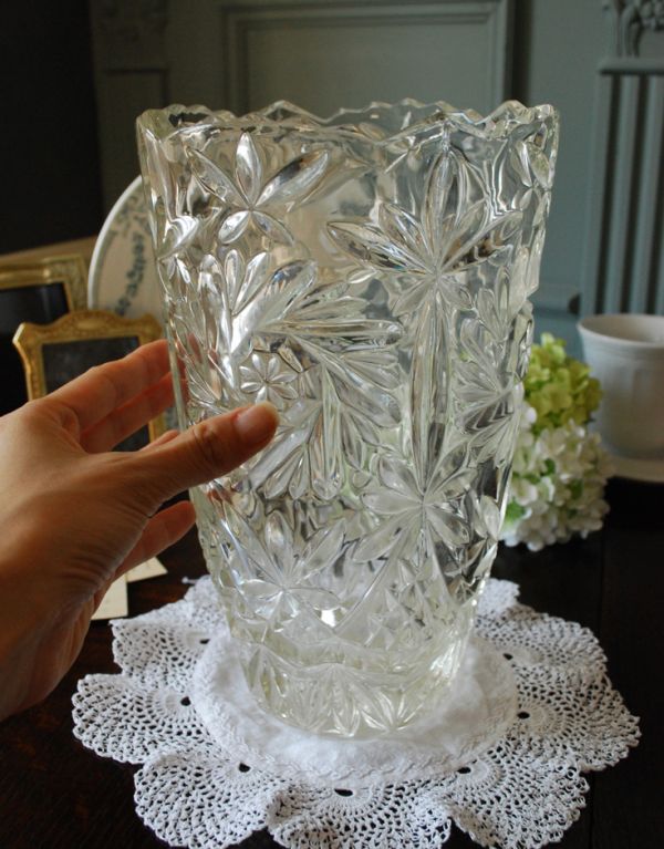 フラワーベース　アンティーク雑貨　花びら、お花が散りばめられた優美なフラワーベース（花器）プレスドグラス。飾るだけで絵になる美しさ。(pg-2709)