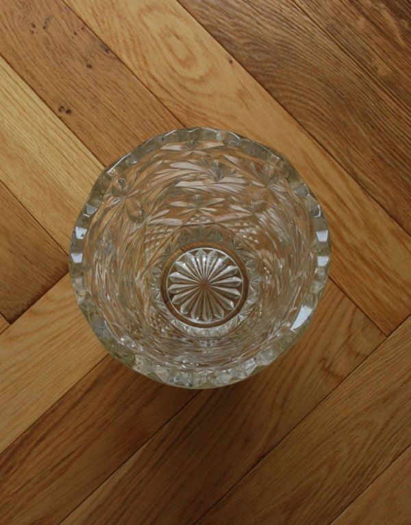 フラワーベース　アンティーク雑貨　花びら、お花が散りばめられた優美なフラワーベース（花器）プレスドグラス。上から見るとこんな感じです。(pg-2709)