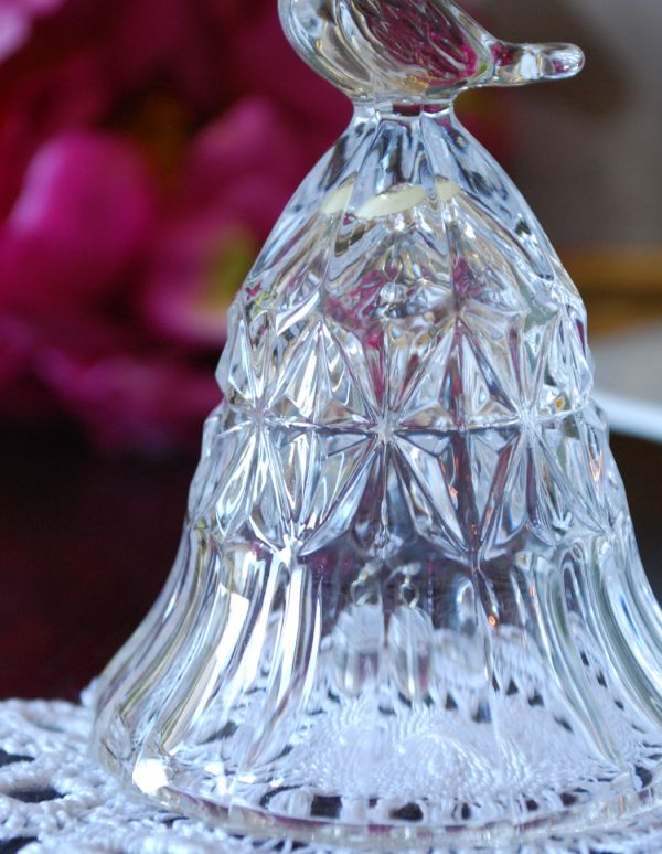 アンティーク雑貨 鳥がちょこんと止まったディナーベル、アンティークプレスドグラス。アンティークのため、多少の欠け・傷がある場合がありますが、使用上問題はありませんので、ご了承下さい。(pg-2715)