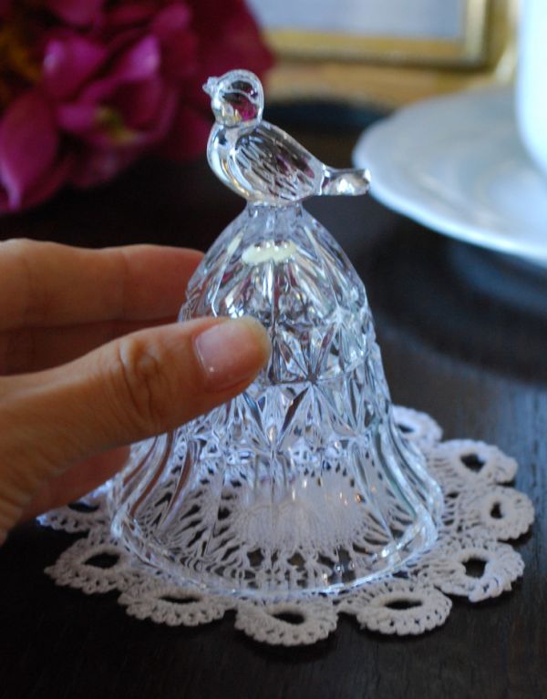 アンティーク雑貨 鳥がちょこんと止まったディナーベル、アンティークプレスドグラス。お部屋のどこに置いても素敵なインテリアになります。(pg-2715)