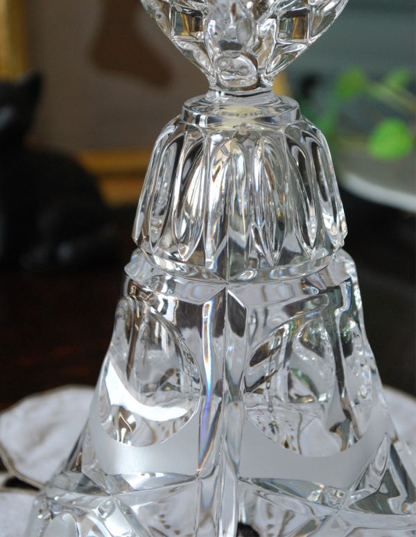 アンティーク雑貨　英国輸入のアンティーク雑貨、可愛いガラスベル（プレスドグラス）。光に当たる度、眩い輝きを放つアンティークのガラスベル。(pg-2722)