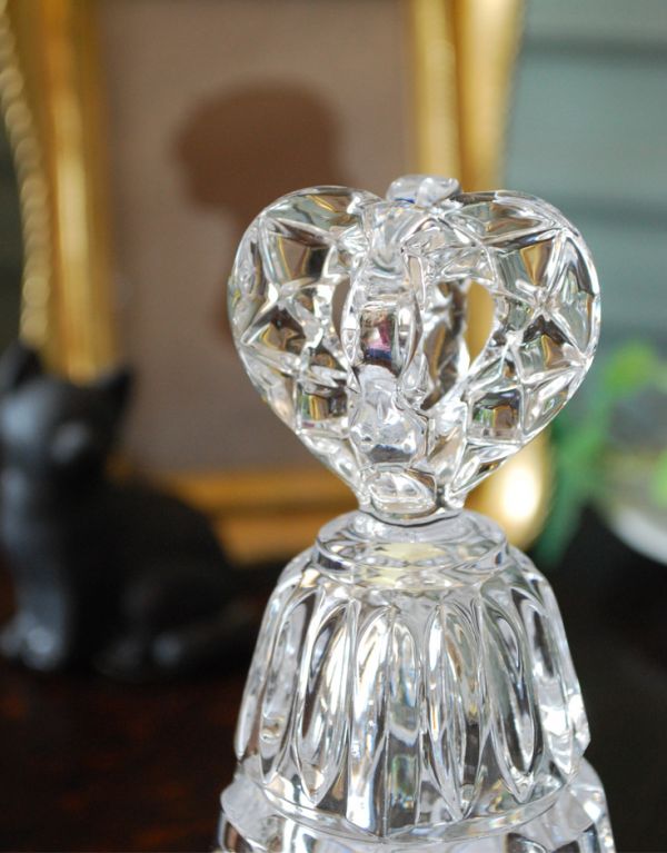 アンティーク雑貨　英国輸入のアンティーク雑貨、可愛いガラスベル（プレスドグラス）。アンティークのため、多少の欠け・傷がある場合がありますが、使用上問題はありませんので、ご了承下さい。(pg-2722)