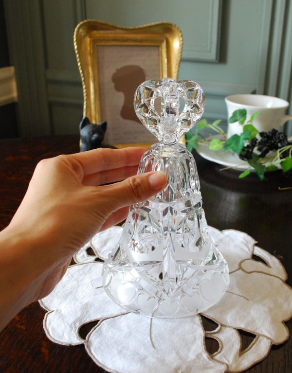 アンティーク雑貨　英国輸入のアンティーク雑貨、可愛いガラスベル（プレスドグラス）。場所を取らないけれど、しっかりと存在感のある程良い大きさです。(pg-2722)