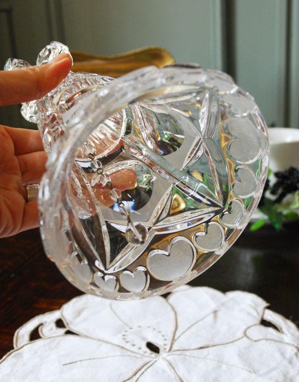 アンティーク雑貨　英国輸入のアンティーク雑貨、可愛いガラスベル（プレスドグラス）。ベルの中には、ガラスビーズが下がっています。(pg-2722)