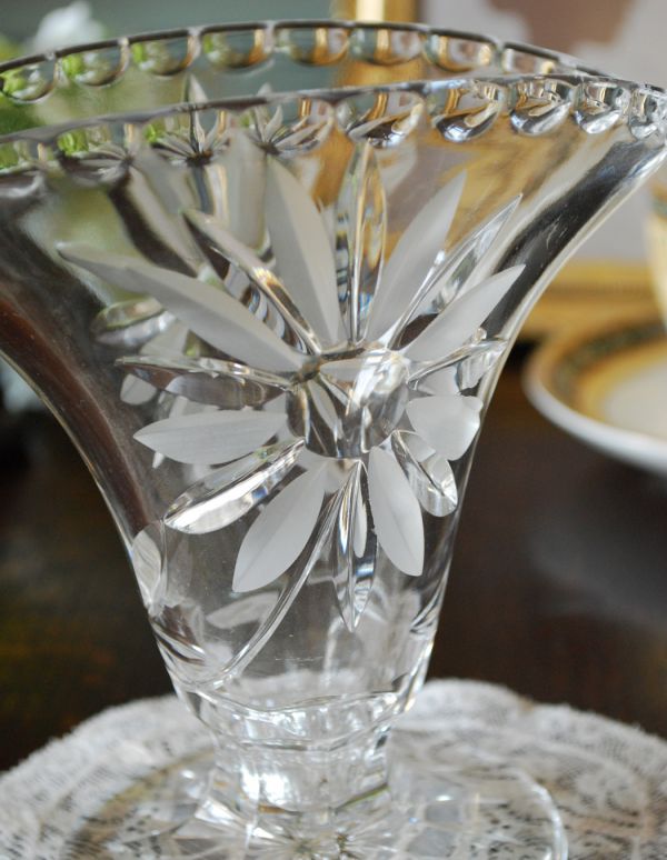 アンティーク雑貨　お花が可愛いアンティークガラスのフラワーベース、プレスドグラス。アンティークのため、多少の欠け・傷がある場合がありますが、使用上問題はありませんので、ご了承下さい。(pg-2724)