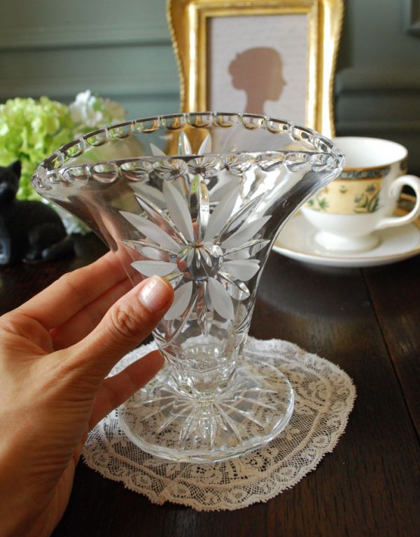 アンティーク雑貨　お花が可愛いアンティークガラスのフラワーベース、プレスドグラス。飾るだけで絵になる美しさです。(pg-2724)