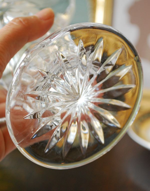 アンティーク雑貨　お花が可愛いアンティークガラスのフラワーベース、プレスドグラス。脚まで美しいカッティングです。(pg-2724)