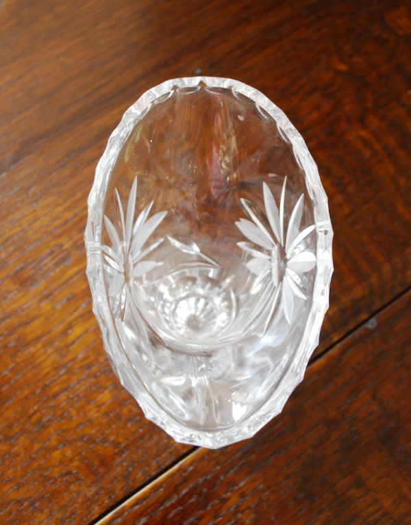 アンティーク雑貨　お花が可愛いアンティークガラスのフラワーベース、プレスドグラス。上から見てもキレイなデザインです。(pg-2724)
