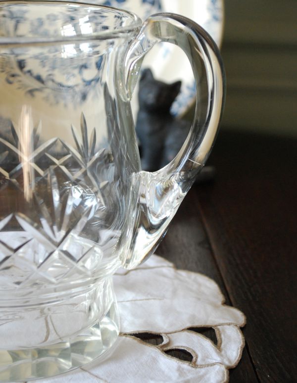 アンティーク雑貨　アンティークガラスのピッチャー　プレスドグラス。アンティークのため、多少の欠け・傷がある場合がありますが、使用上問題はありませんので、ご了承下さい。(pg-2729)