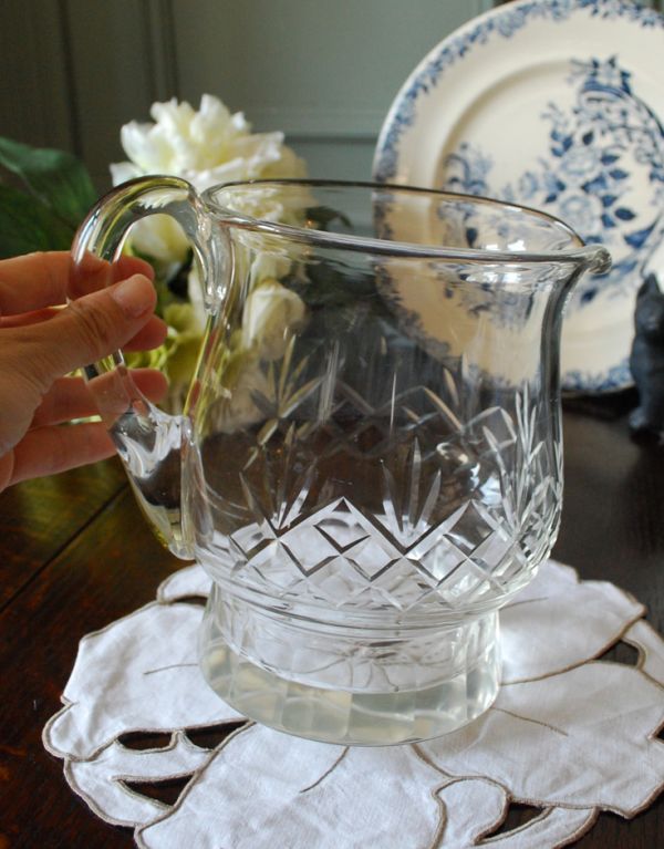 アンティーク雑貨　アンティークガラスのピッチャー　プレスドグラス。フラワーベースにしても素敵ですね！。(pg-2729)