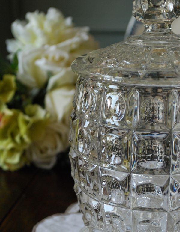 アンティーク雑貨　贅沢な輝きに一目ぼれ・・・フタ付きアンティークガラスケース、プレスドグラス。アンティークのため、多少の欠け・傷がある場合がありますが、使用上問題はありませんので、ご了承下さい。(pg-2730)