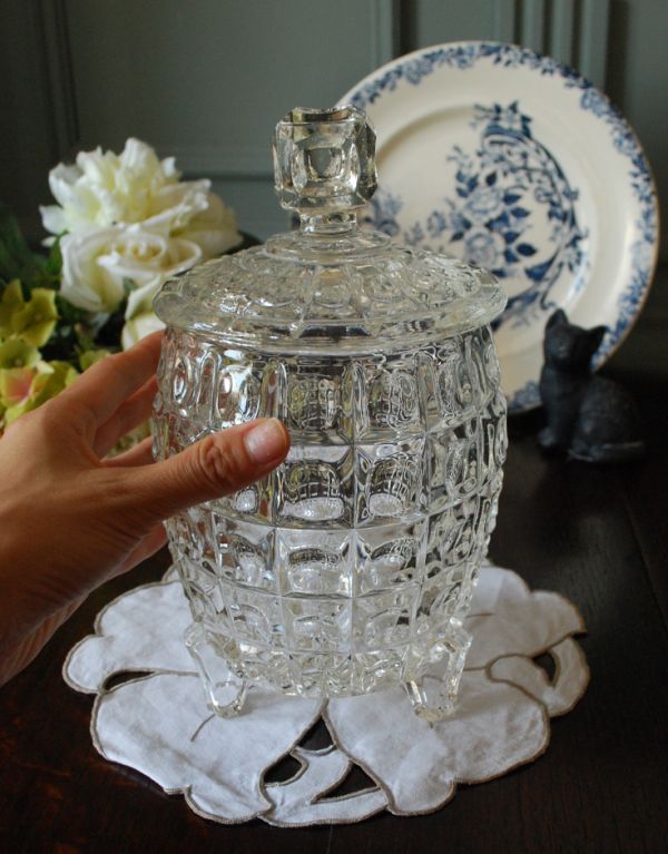 アンティーク雑貨　贅沢な輝きに一目ぼれ・・・フタ付きアンティークガラスケース、プレスドグラス。どこに置いても華やかなガラスのケースです。(pg-2730)