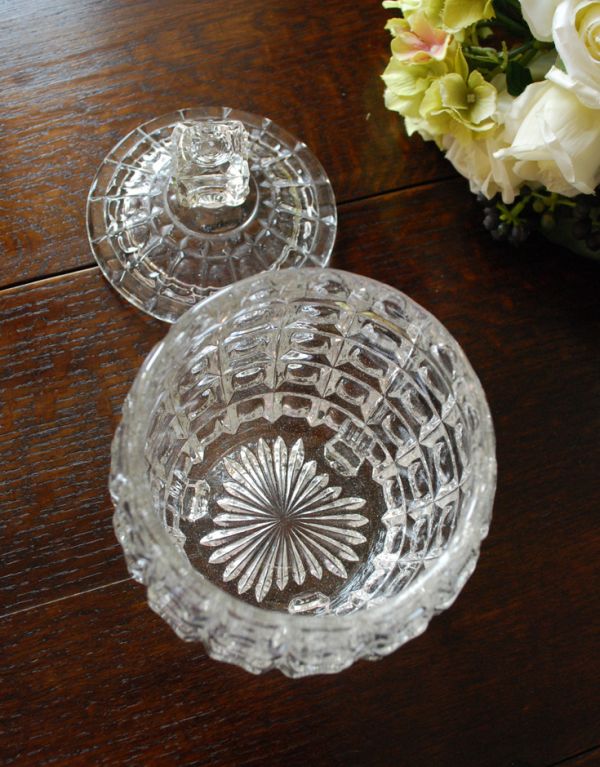 アンティーク雑貨　贅沢な輝きに一目ぼれ・・・フタ付きアンティークガラスケース、プレスドグラス。フタにもベースにもとっても美しいカッティングが刻まれています。(pg-2730)