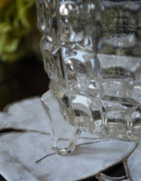 アンティーク雑貨　贅沢な輝きに一目ぼれ・・・フタ付きアンティークガラスケース、プレスドグラス。可愛い脚のデザインがちょこんと付いています。(pg-2730)