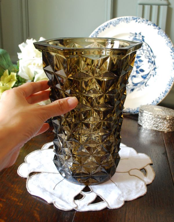 アンティーク雑貨　シックなカラーが美しいフラワーベース（花器）プレスドグラス。飾るだけで絵になる美しさ。(pg-2731)