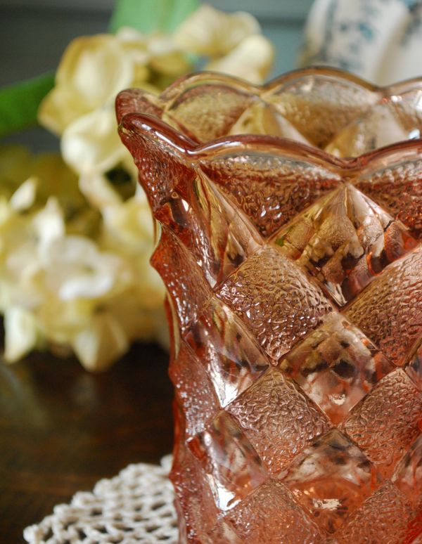 アンティーク雑貨　可愛いサーモンピンクのアンティーク プレスドグラス　。アンティークのため、多少の欠け・傷がある場合がありますが、使用上問題はありませんので、ご了承下さい。(pg-2732)