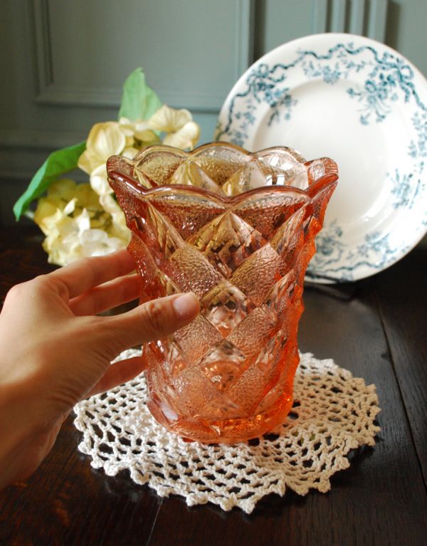 アンティーク雑貨　可愛いサーモンピンクのアンティーク プレスドグラス　。飾るだけで絵になる美しさ。(pg-2732)