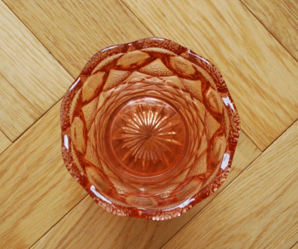 アンティーク雑貨　可愛いサーモンピンクのアンティーク プレスドグラス　。上から見るとこんな感じです。(pg-2732)