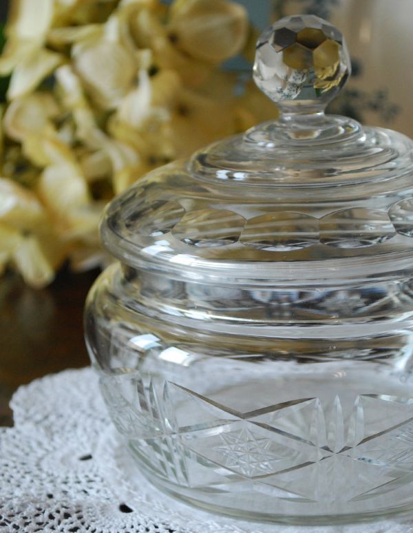 ふた付きケース、スパイスケース　アンティーク雑貨　イギリスから到着、フタ付きアンティークガラスケース、プレスドグラス。柔らかいカッティングが上品なデザインです。(pg-2734)