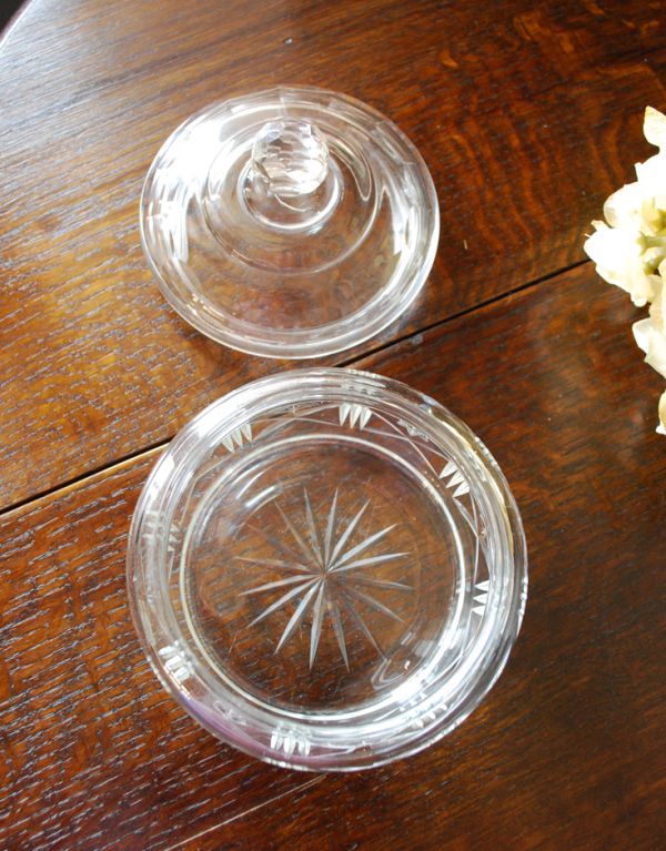 ふた付きケース、スパイスケース　アンティーク雑貨　イギリスから到着、フタ付きアンティークガラスケース、プレスドグラス。上から見るとこんな感じです。(pg-2734)