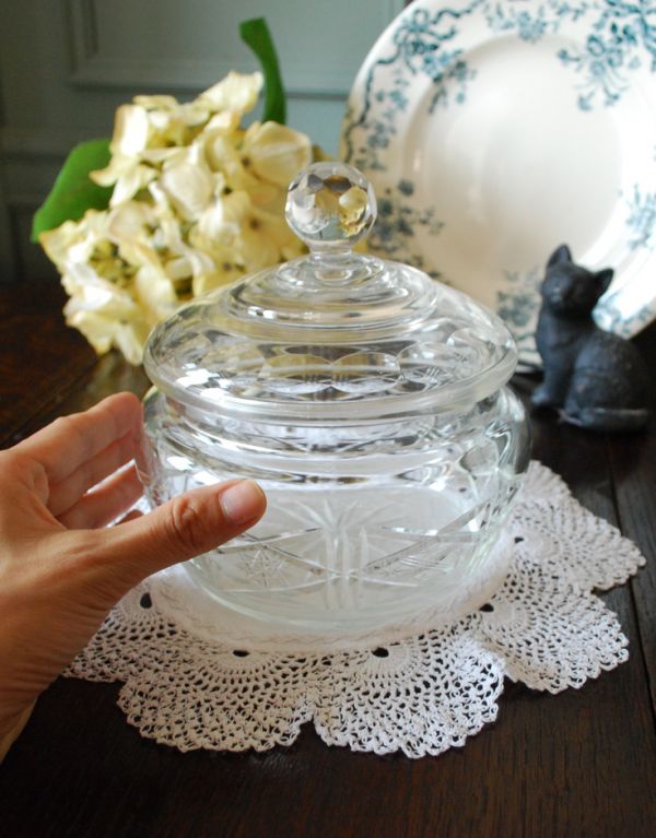 ふた付きケース、スパイスケース　アンティーク雑貨　イギリスから到着、フタ付きアンティークガラスケース、プレスドグラス。どこに置いても華やかなガラスのケースです。(pg-2734)