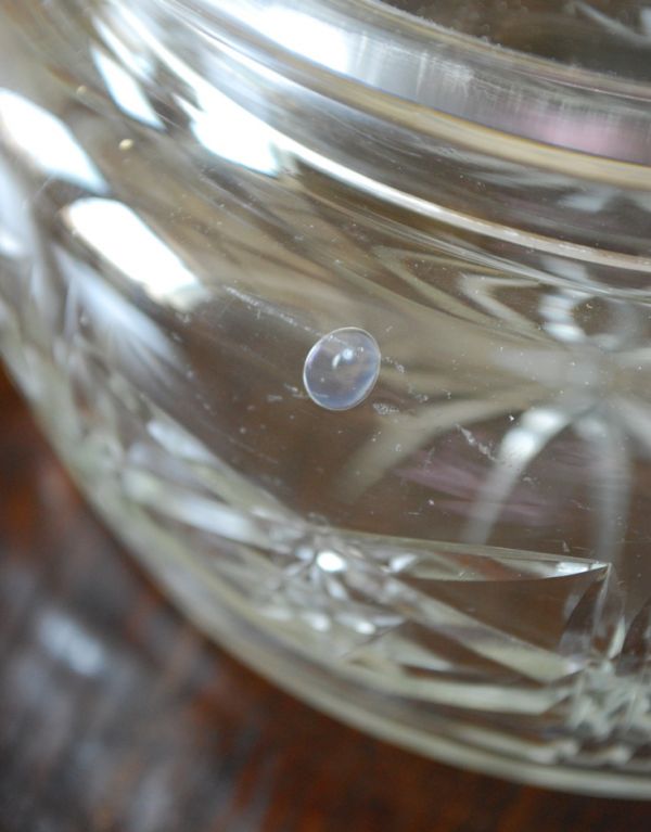 ふた付きケース、スパイスケース　アンティーク雑貨　イギリスから到着、フタ付きアンティークガラスケース、プレスドグラス。アンティークのため、多少の傷・気泡がある場合がありますが、使用上問題はありませんので、ご了承下さい。(pg-2734)