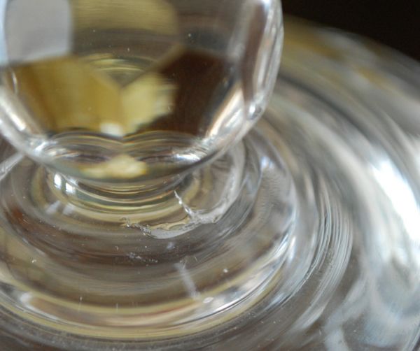 ふた付きケース、スパイスケース　アンティーク雑貨　イギリスから到着、フタ付きアンティークガラスケース、プレスドグラス。ふたの部分に多少カケがあるため、SALE価格になっています。(pg-2734)