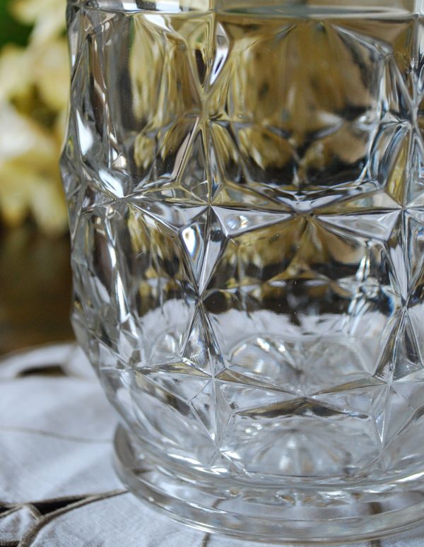 アンティーク雑貨　アンティークのプレスドグラス、フラワーベースにもピッタリなガラスピッチャー。アンティークのため、多少の欠け・傷がある場合がありますが、使用上問題はありませんので、ご了承下さい。(pg-2736)