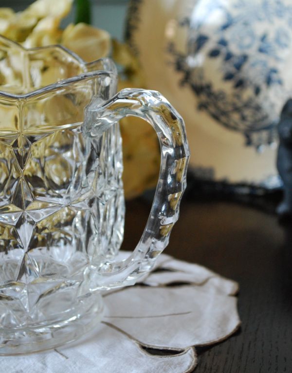 アンティーク雑貨　アンティークのプレスドグラス、フラワーベースにもピッタリなガラスピッチャー。持ち手のカッティングも美しいです。(pg-2736)
