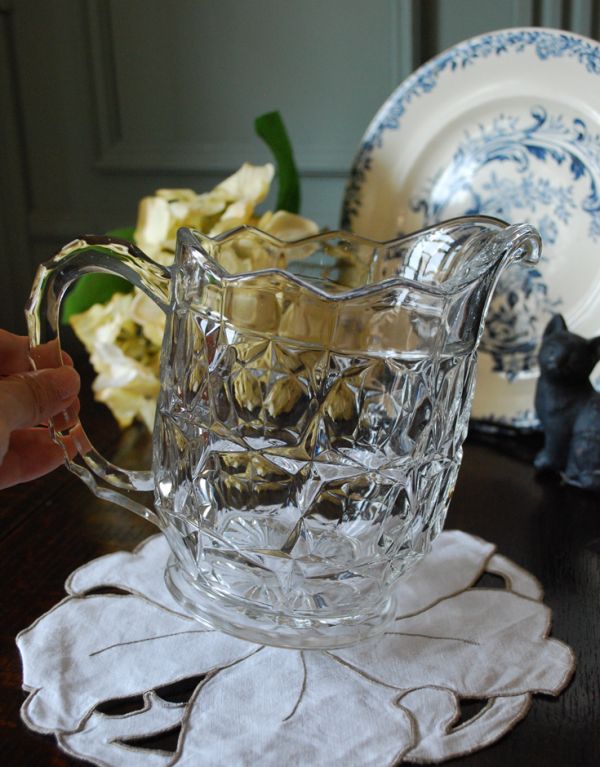 アンティーク雑貨　アンティークのプレスドグラス、フラワーベースにもピッタリなガラスピッチャー。フラワーベースにしても素敵です。(pg-2736)