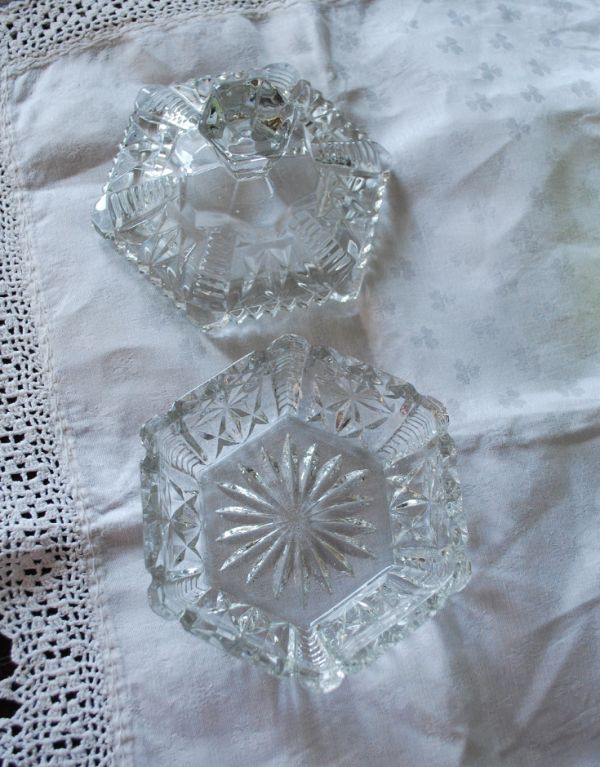 アンティーク雑貨　クリスタルのような持ち手、フタ付きアンティークガラスケース、プレスドグラス。上から見るとこんな感じです。(pg-2739)