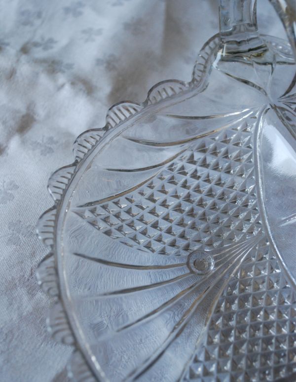 アンティーク雑貨　持ち手付きのアンティークガラストレー（プレート）、プレスドグラス。色々なカッティングのデザインが楽しめるお洒落なトレーです。(pg-2746)