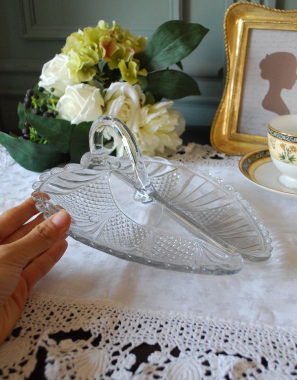アンティーク雑貨　持ち手付きのアンティークガラストレー（プレート）、プレスドグラス。アクセサリートレーやパンやお菓子のトレーなど使い方いろいろ！。(pg-2746)