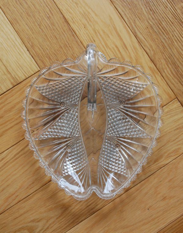 アンティーク雑貨　持ち手付きのアンティークガラストレー（プレート）、プレスドグラス。上からみるとこんな感じです。(pg-2746)