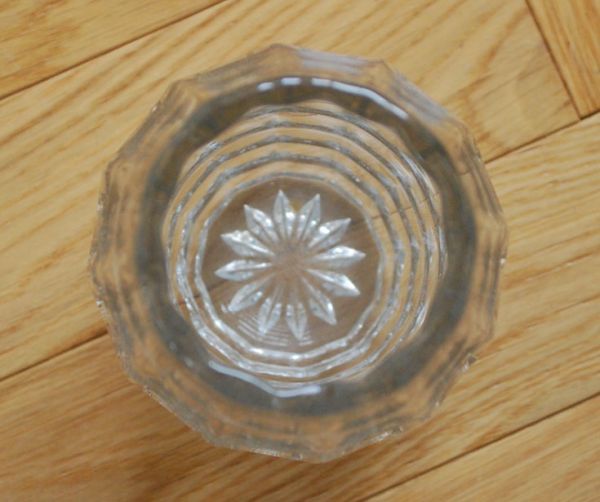 フラワーベース　アンティーク雑貨　輝く美しさのキレイなフラワーベース（花器）アンティークプレスドグラス。上から見るとこんな感じです。(pg-2748)