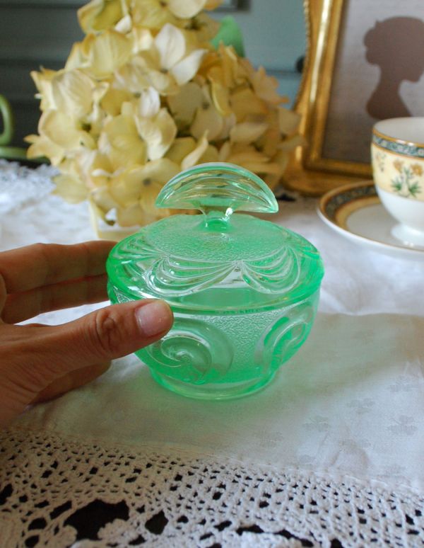 アンティーク雑貨 ミントグリーンのフタ付きアンティークガラスケース、プレスドグラス。どこに置いても華やかなガラスのケースです。(pg-2752)