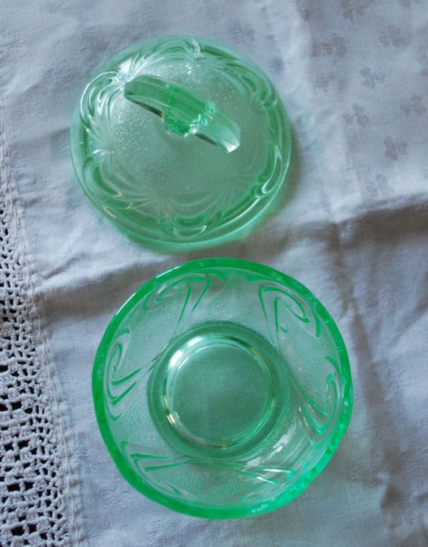 アンティーク雑貨 ミントグリーンのフタ付きアンティークガラスケース、プレスドグラス。上から見るとこんな感じです。(pg-2752)