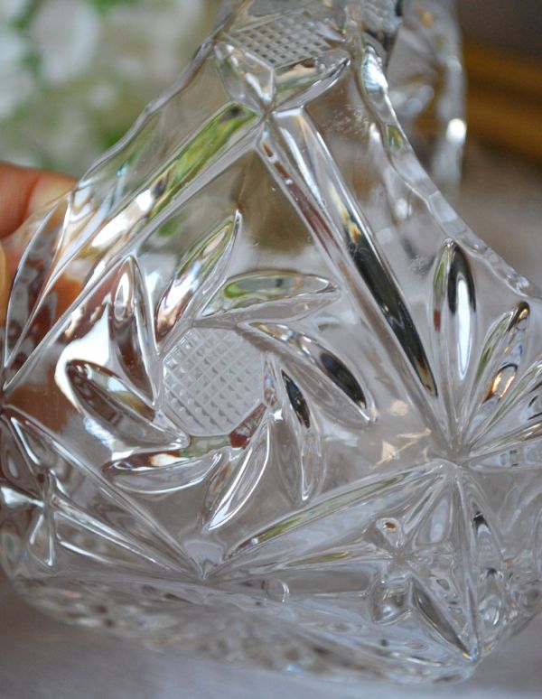 アンティーク雑貨　アンティークガラスの小さなガラスバスケット（プレスドグラス）。アンティークのため、多少の欠け・傷がある場合がありますが、使用上問題はありませんので、ご了承下さい。(pg-2753)