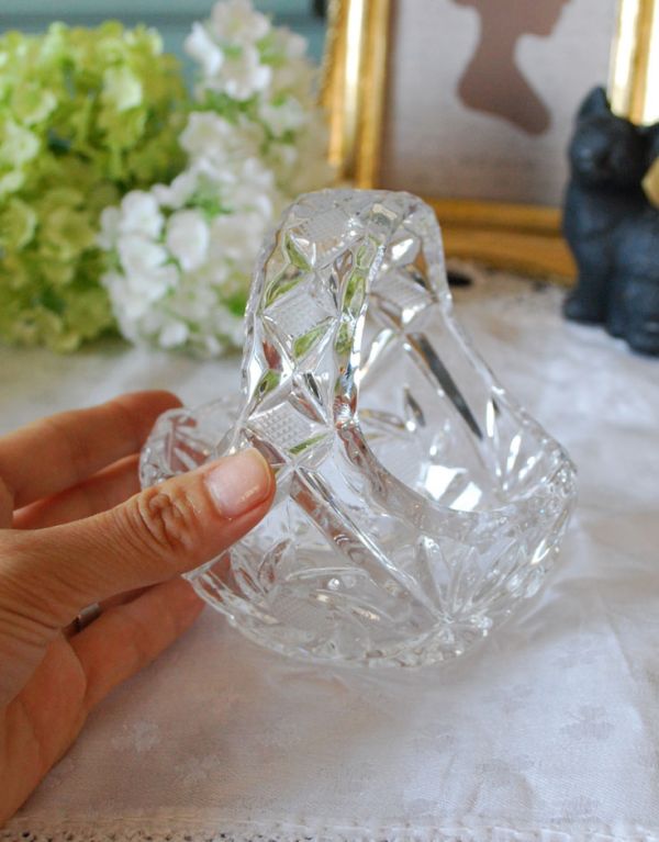 アンティーク雑貨　アンティークガラスの小さなガラスバスケット（プレスドグラス）。光が当たるとキラキラ輝きます。(pg-2753)