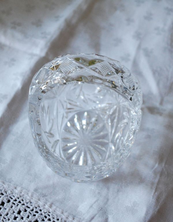 アンティーク雑貨　アンティークガラスの小さなガラスバスケット（プレスドグラス）。上から見るとこんな感じです。(pg-2753)