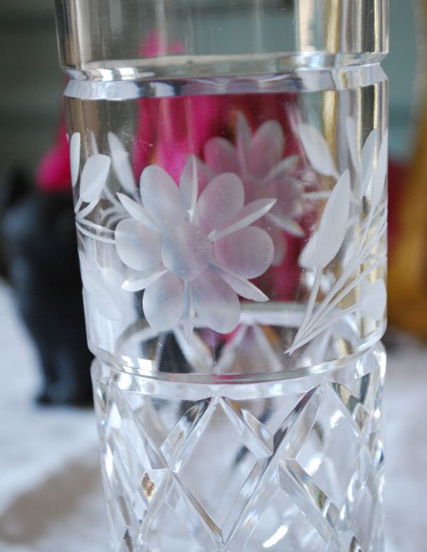 アンティーク雑貨 お花が可愛いアンティークガラスのフラワーベース(花瓶)、プレスドグラス。アンティークのため、多少の欠け・傷がある場合がありますが、使用上問題はありませんので、ご了承下さい。(pg-2756)
