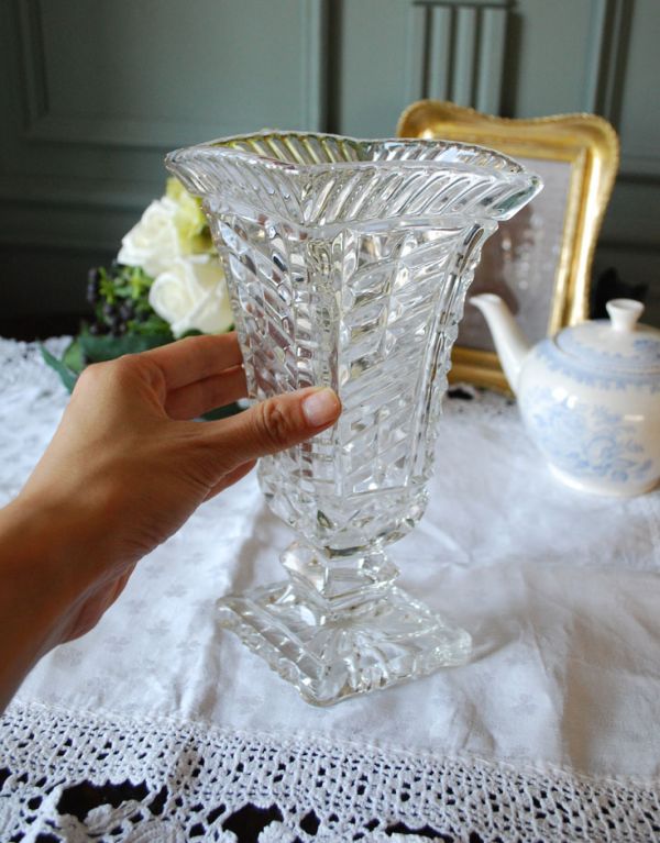 フラワーベース　アンティーク雑貨　脚付きのガラスフラワーベース（花器）プレスドグラス。飾るだけで絵になる美しさ。(pg-2758)