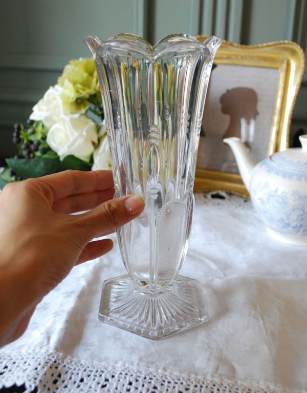 アンティーク雑貨 お花の美しさを際立てるフラワーベース(花器)プレスドグラス。飾るだけで絵になる美しさ。(pg-2759)