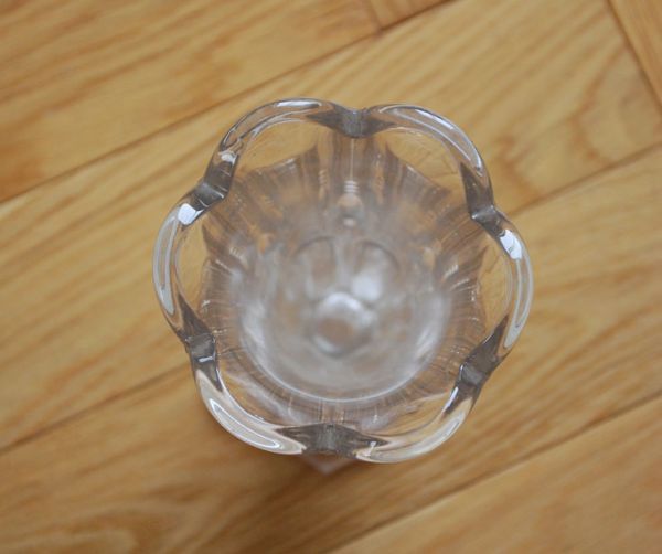 アンティーク雑貨 お花の美しさを際立てるフラワーベース(花器)プレスドグラス。上から見るとこんな感じです。(pg-2759)