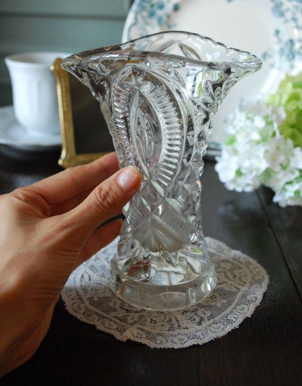 アンティーク雑貨 高級感溢れる素敵なフラワーベース(花器)プレスドグラス。お花を活けても素敵ですが、このままポンと置いておくだけでも存在感があります。(pg-2767)