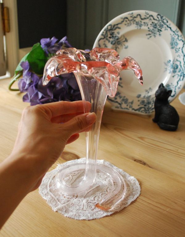 アンティーク雑貨 フラミンゴピンクの素敵なフラワーベース(花器)プレスドグラス。お花を活けても素敵ですが、このままポンと置いておくだけでも存在感があります。(pg-2774)