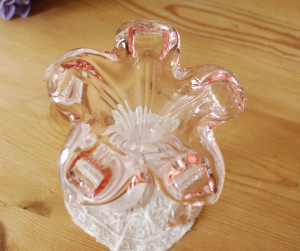アンティーク雑貨 フラミンゴピンクの素敵なフラワーベース(花器)プレスドグラス。上から見るとこんな感じ。(pg-2774)